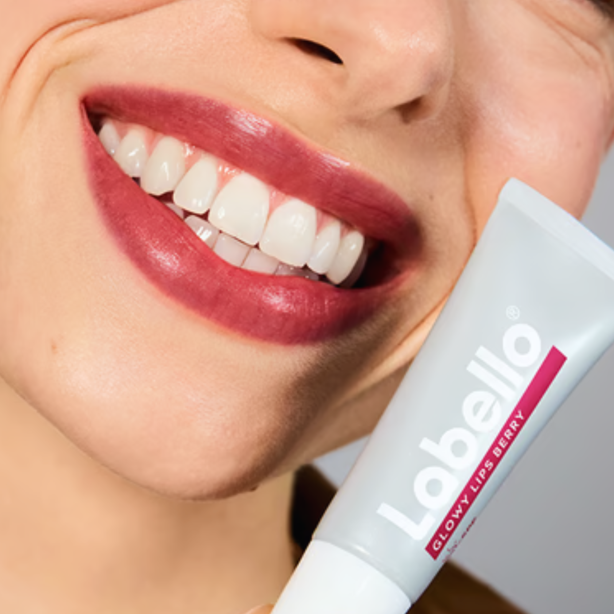 Labello Glowy lips Berry con color - Imagen 4